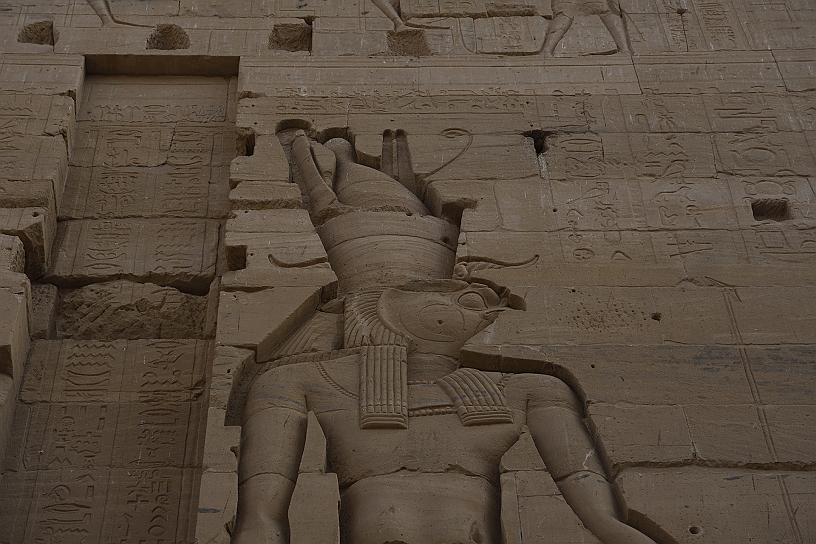 10 MAK_6443.jpg - Uno splendido Horus, con la testa di falco e la doppia corona Pschent che è la rappresentazione visiva della sua autorità divina e dell'unificazione politica del paese.